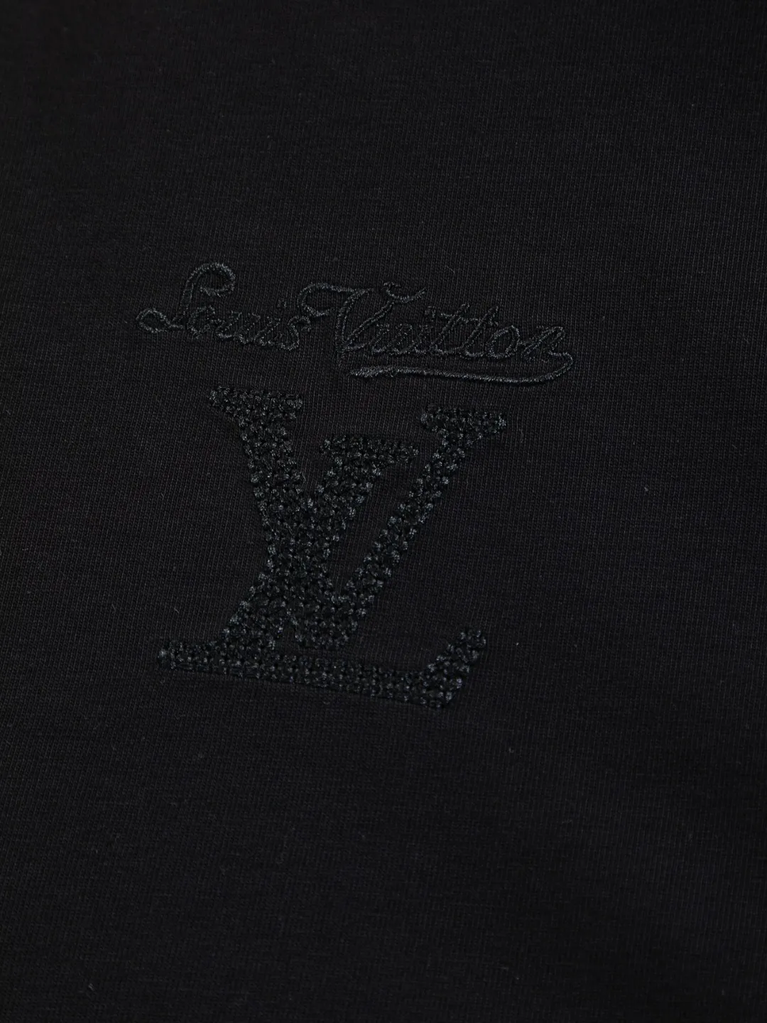 🅿️200 Louis Vuitton 1V LV lv slightly wide version S-XL LV 26ss new products are available at the counter simultaneously. Multiple craftsmanship. Classic simple letters on the chest🪡 embroidery. Simple letters on the back are hollowed out🪡 embroidery. Round neck short-sleeved T-shirt, same style for men and women! Consigned to one-to-one creation. Synchronized with the official website, pure cotton fabrics at the counter! It is close to the skin and comfortable, durable and easy to wear. It has a classic and simple logo design and meticulous original craftsmanship. Short-sleeves, a must-have item for men, do not appear to be the same for the general public, but must be unique and eye-catching. This LV short-sleeve is all about quality, comfort, the same shape and fashion as always, including fabrics and cutting techniques. All of them have been made with great effort! 320 grams of washed pure cotton fabric, pure cotton is breathable, very refreshing and comfortable for daily wear. The rib knitting on the neckline is smooth and tight, and the neckline will not be skewed if you toss it at will. The loose version, you will find that it looks really good on the upper body. The overall is minimalist and neat, super versatile for daily use! Pair it casually with a pair of pants for a youthful look. A T-shirt will make your outfit crazy. It is a fashionable item that can never go wrong! Color: Black White Size: S-XL Size chart: S: Shoulder width 50-Bust 56-Length 70 M: Shoulder width 52-Bust 57-Length 72 L: Shoulder width 54-Bust 59-Length 74 XL: Shoulder width 56-Bust 62-Length 76